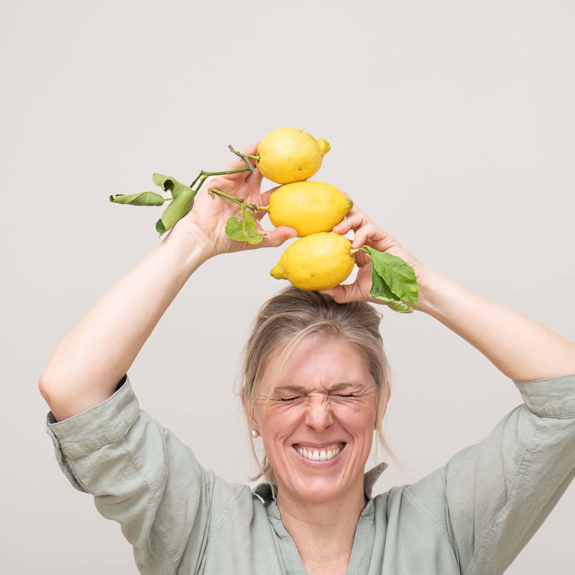 nährstoffe-nährstoffberatung-portrait-mit-zitronen-zellgesundschön-sigrid-schaffhauser-graz-graz umgebung